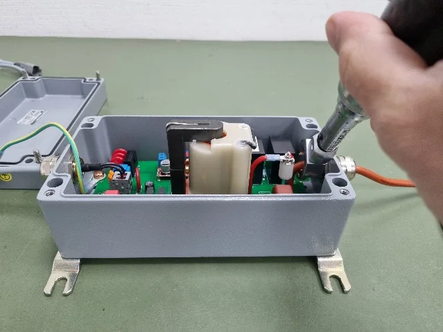 Montage der elektronischen Baugruppe eines Zündgeräts in ein Metallgehäuse
