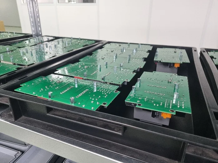 Elektronische Unterbaugruppen des Zündgeräts in schwarzen ESD-Transportkisten