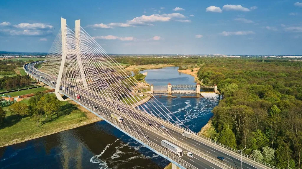 Most wantowy z ruchem drogowym nad rzeką