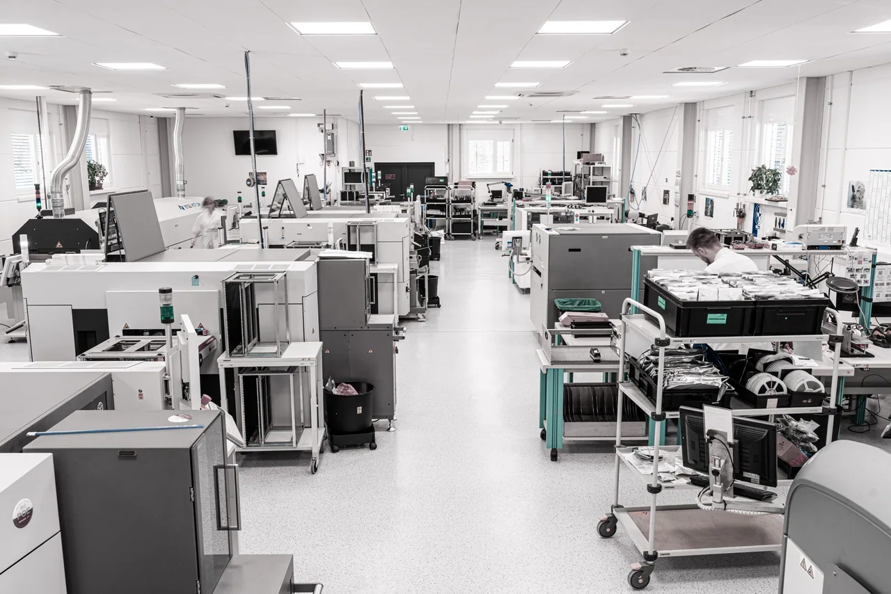 Hala produkcyjna P&R z maszynami i stanowiskami do produkcji elektroniki