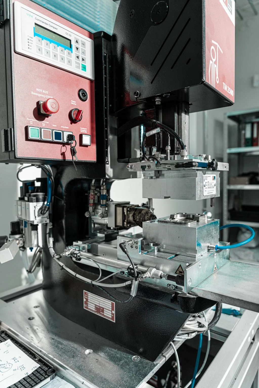 Urządzenie produkcyjne z uchwytem narzędziowym do obtryskiwania zespołów elektronicznych