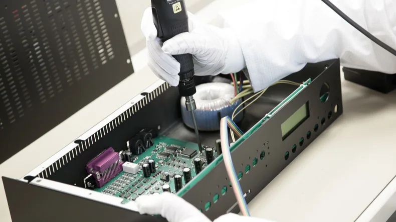 Montaż płytki drukowanej i okablowania w otwartej obudowie urządzenia elektronicznego