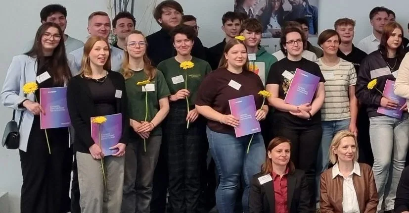 Gruppenfoto mit Europass-Zertifikaten nach dem Auslandsaufenthalt in Irland