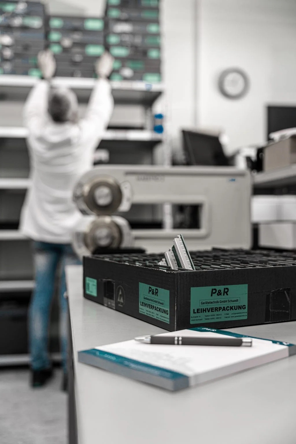 Pojemnik materiałowy P&R przed systemem magazynowania komponentów elektronicznych