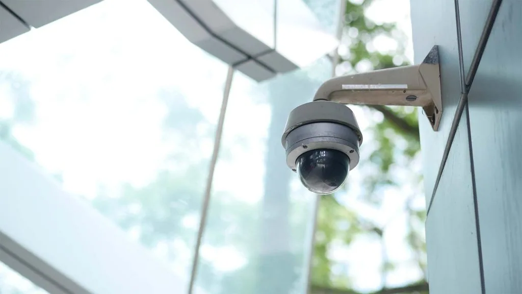 Kamera monitoringu na szklanej fasadzie